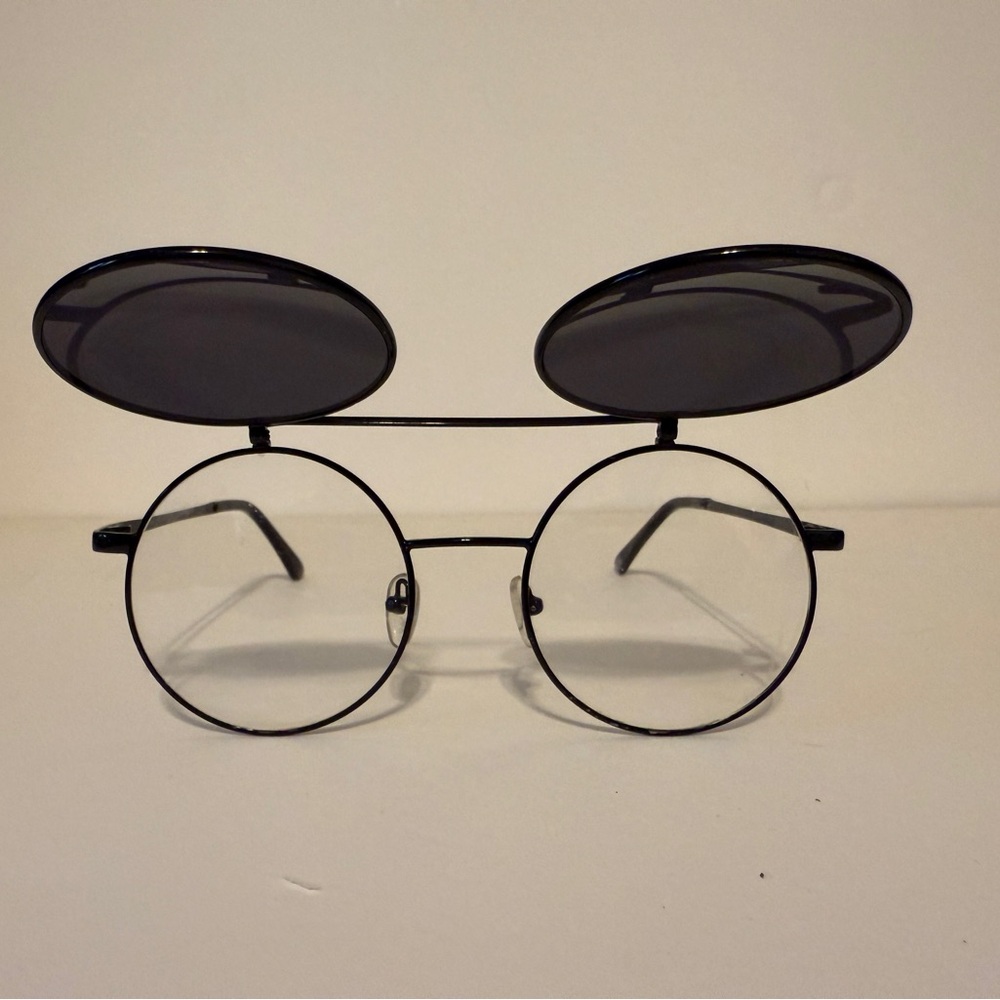 Black round flipper teashades